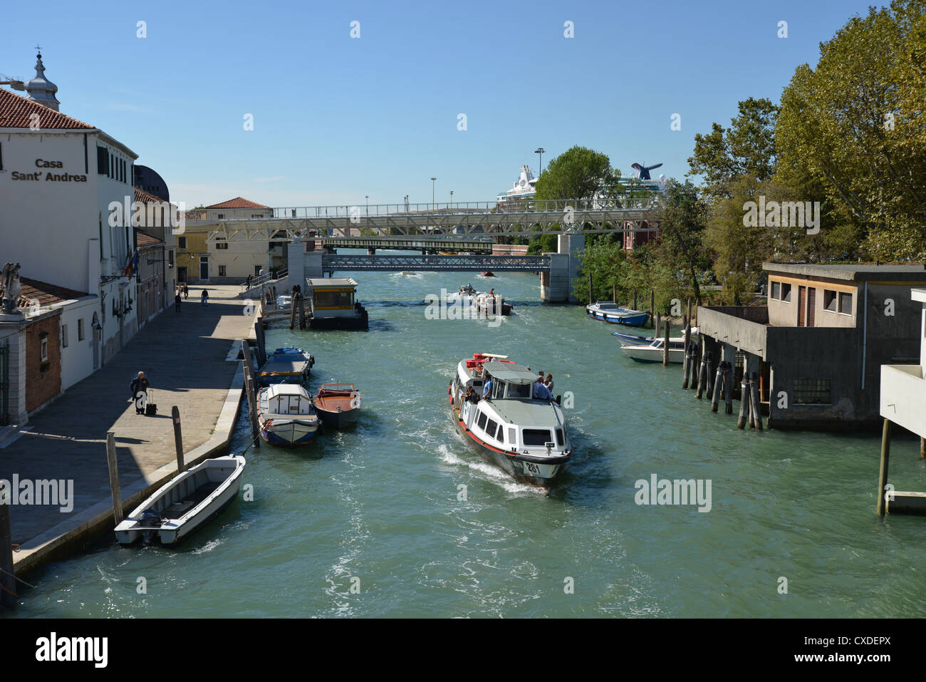 Ferry boats sur le Grand Canal, Venise, Venise, Vénétie, province de l'Italie Banque D'Images
