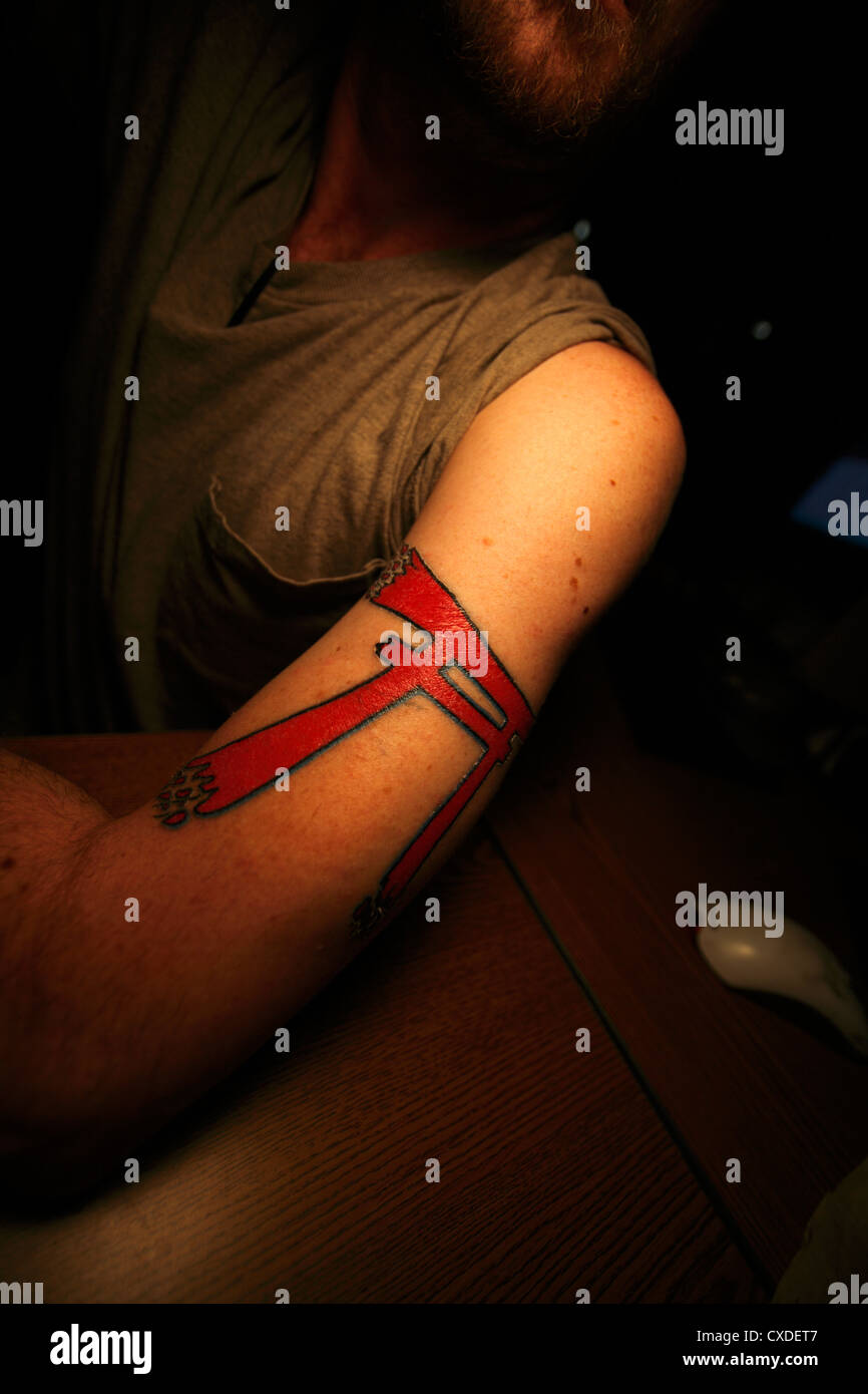 Torii tatouage au bras de l'homme. Banque D'Images