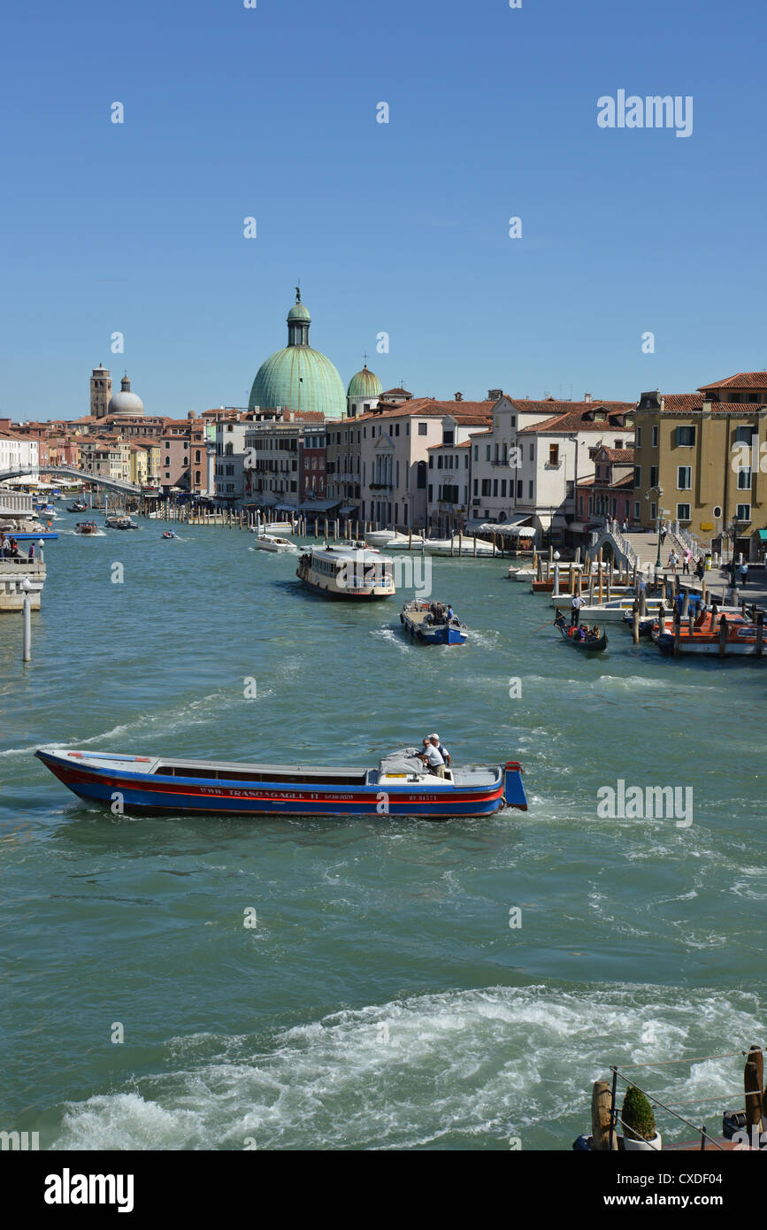 Ferry boats sur le Grand Canal, Venise, Venise, Vénétie, province de l'Italie Banque D'Images