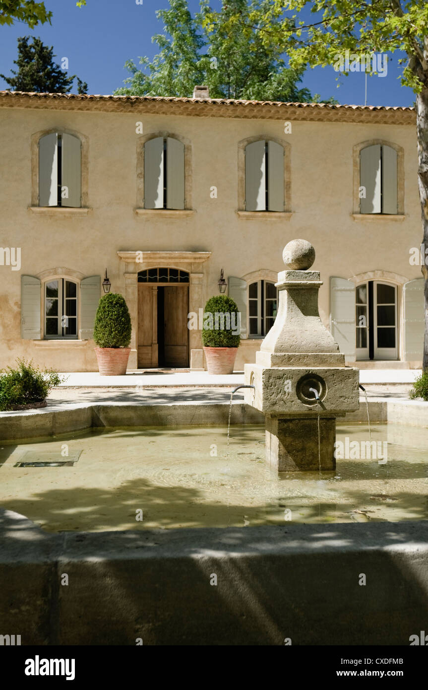Fontaine à eau à l'extérieur de l'entrée de la Provence country house Banque D'Images