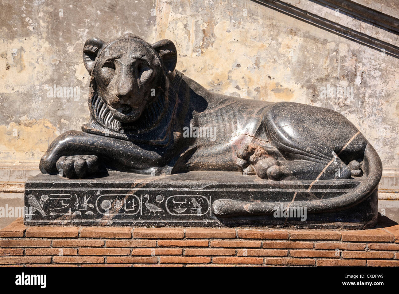 L'une des deux statues de granit lion couché faite pour le pharaon Nectanebo I, Musée du Vatican, Rome, Latium, Italie. Banque D'Images