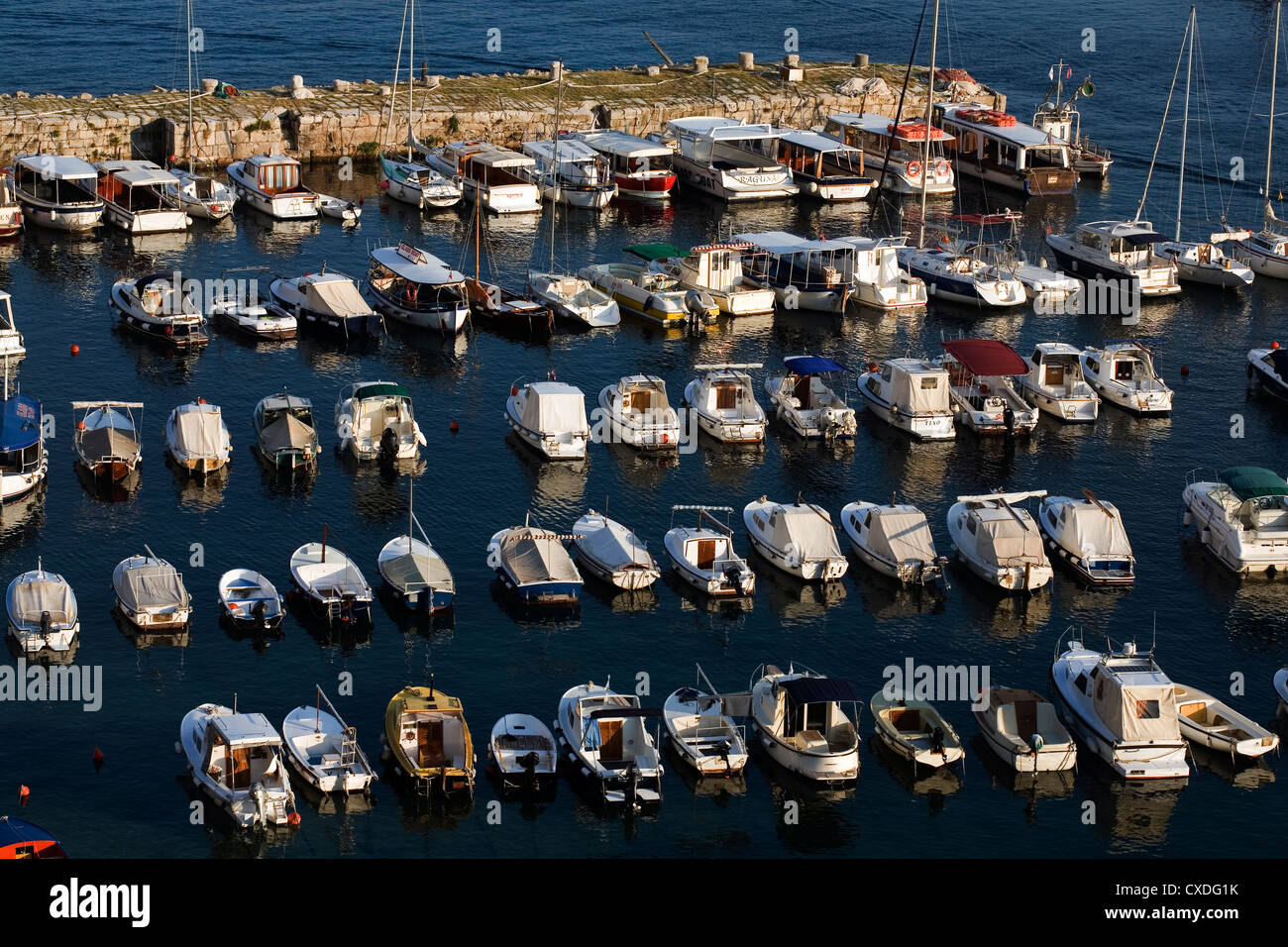 Les petits bateaux amarrés dans le Vieux Port Dalmatie Dubrovnik Croatie Banque D'Images