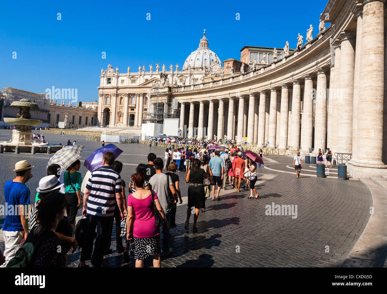 Les gens faisant la queue pour entrer dans la Basilique Saint-Pierre, Vatican, Rome, Latium, Italie. Banque D'Images