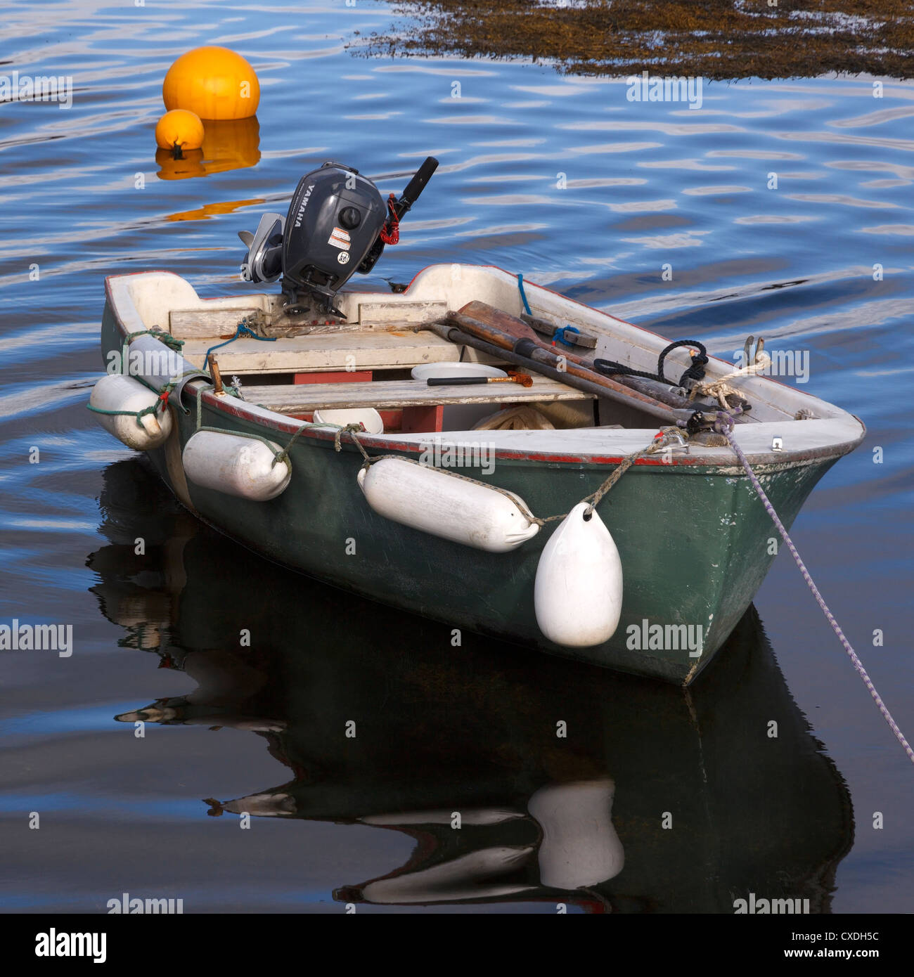 Petit bateau vert avec des ailes blanches et moteur hors-bord, Isle Ornsay, Isle of Skye, Scotland, UK Banque D'Images