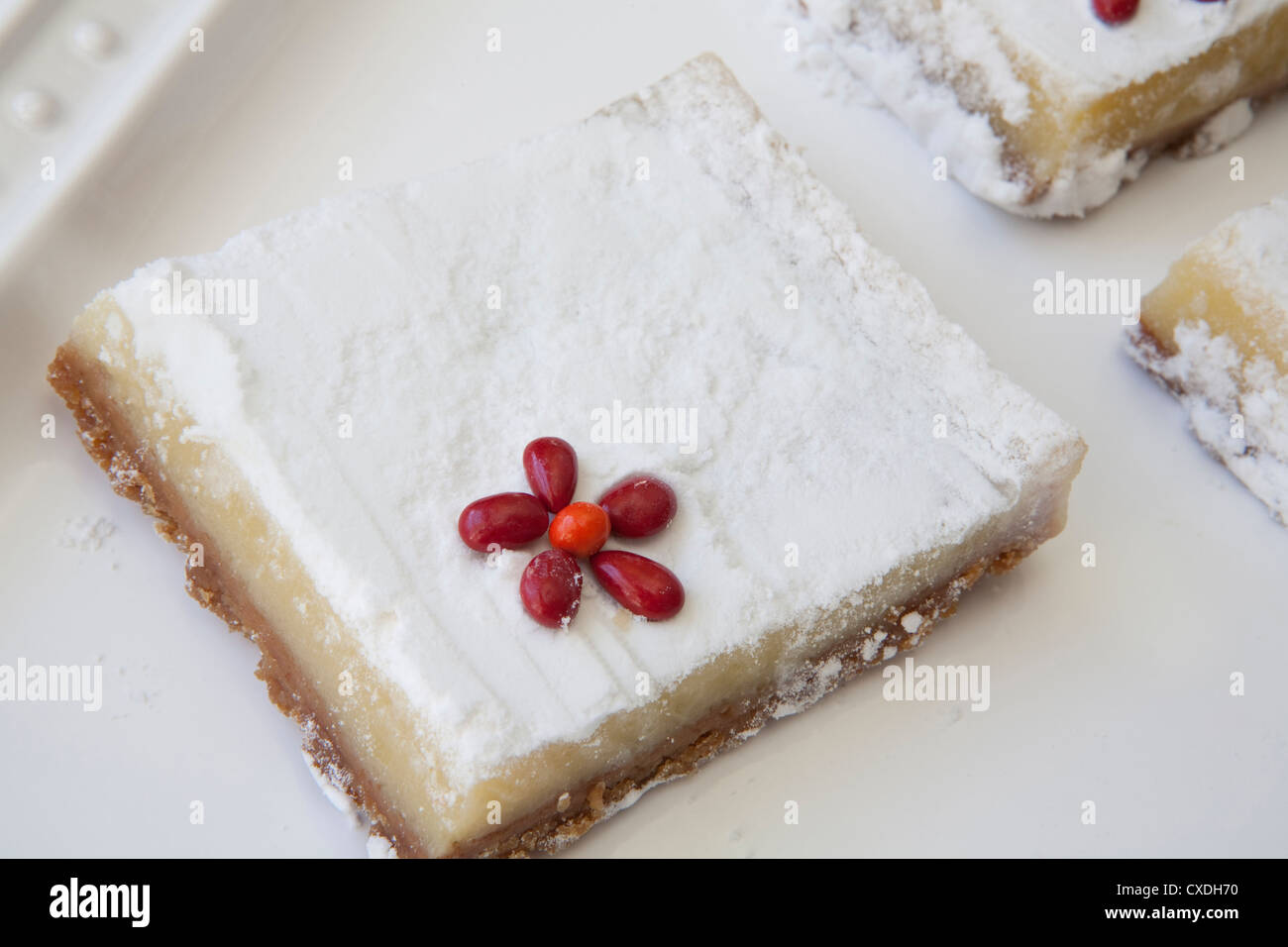 Un Citron Sur Plateau De Service Carre Blanc Avec Fleur Rouge Enrobee Accent Libre Photo Stock Alamy