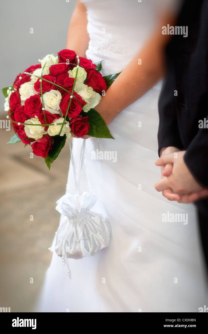 Détail des mains du couple de mariage avec mariage bouquet Banque D'Images