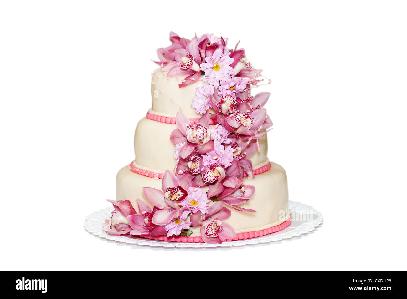Gâteau de mariage traditionnel sur fond blanc Banque D'Images