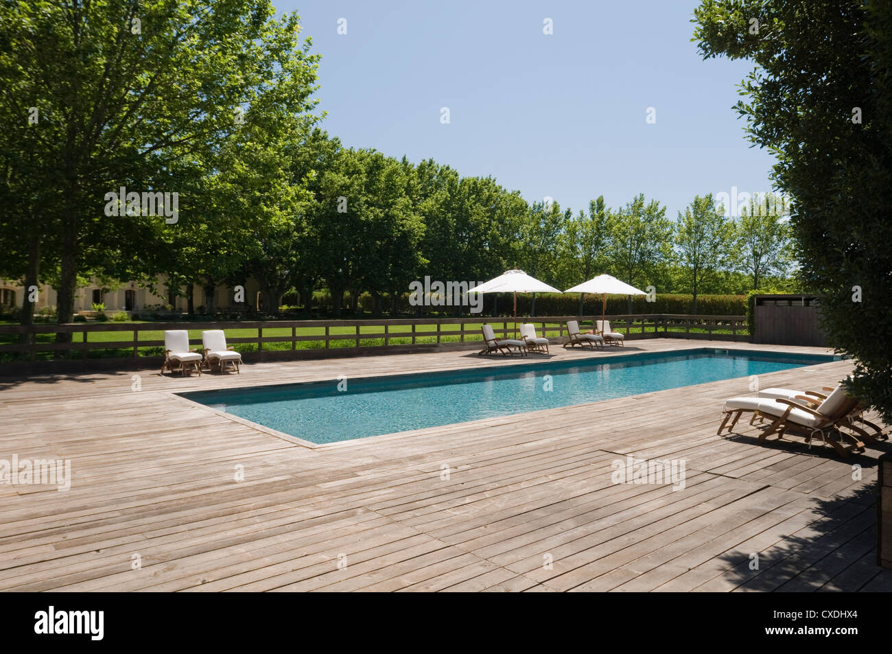 Terrasse de la piscine en raison de bordées d'Provence country house Banque D'Images