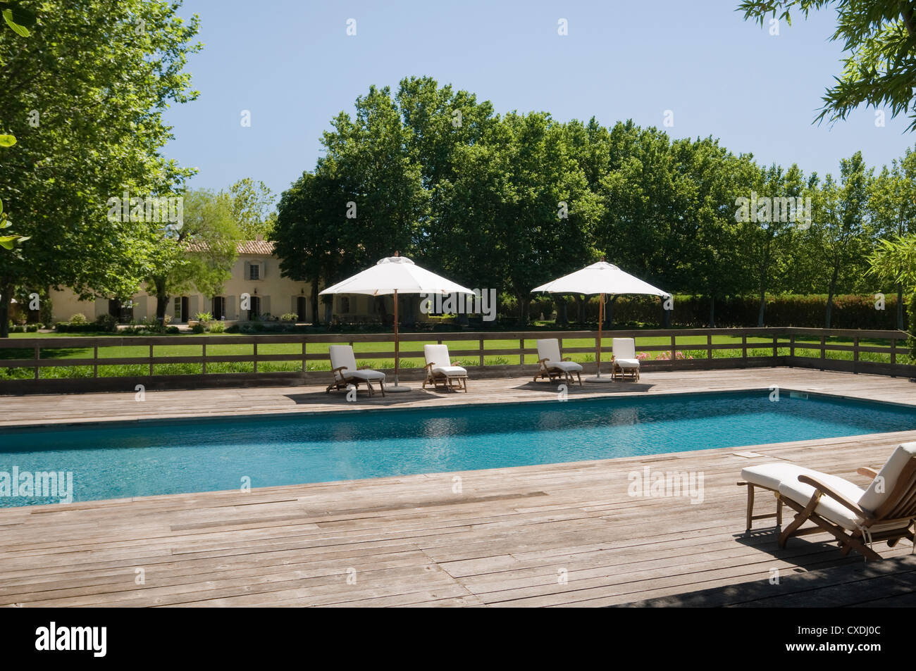 Terrasse de la piscine en raison de bordées d'Provence country house Banque D'Images