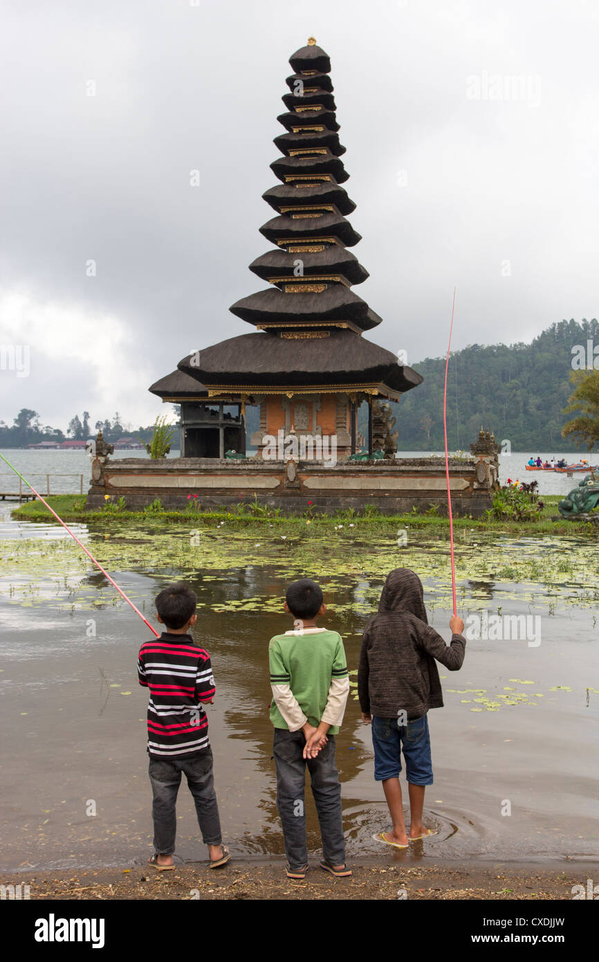 Pura Ulun Danu Bratan Temple (Hindu-Buddhist) - Candi Kuning - Bali - Indonésie Banque D'Images