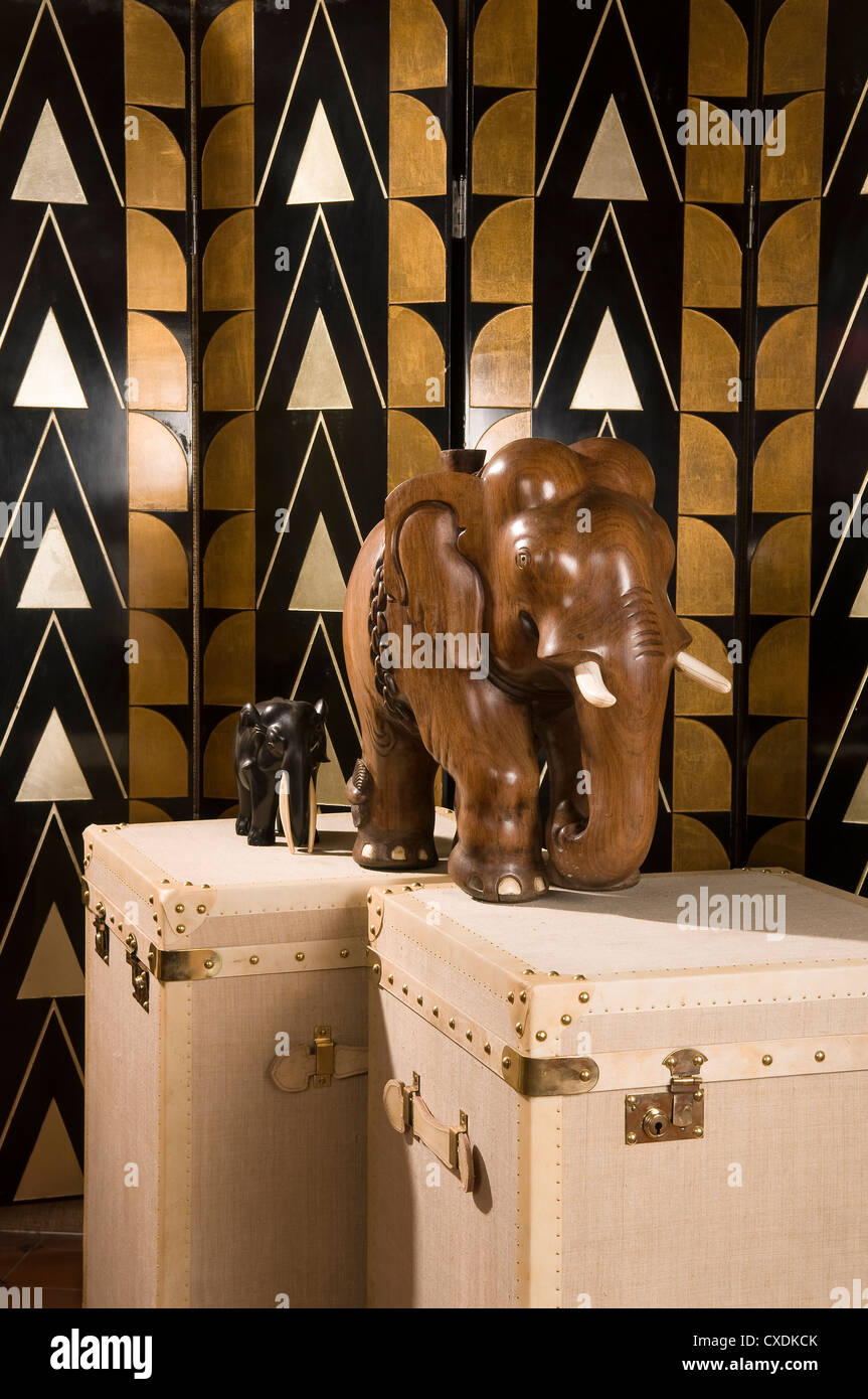 American Art déco design géométrique avec un tronc et vélin lié avec l'éléphant défenses en ivoire sculpté Banque D'Images