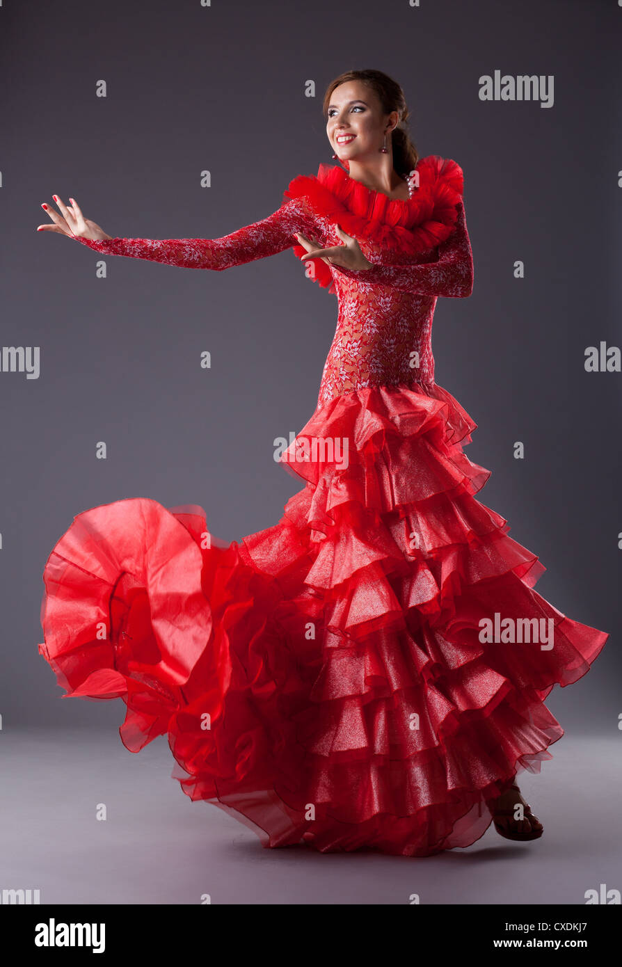 Jeune femme flamenco dancer posing in red Banque D'Images
