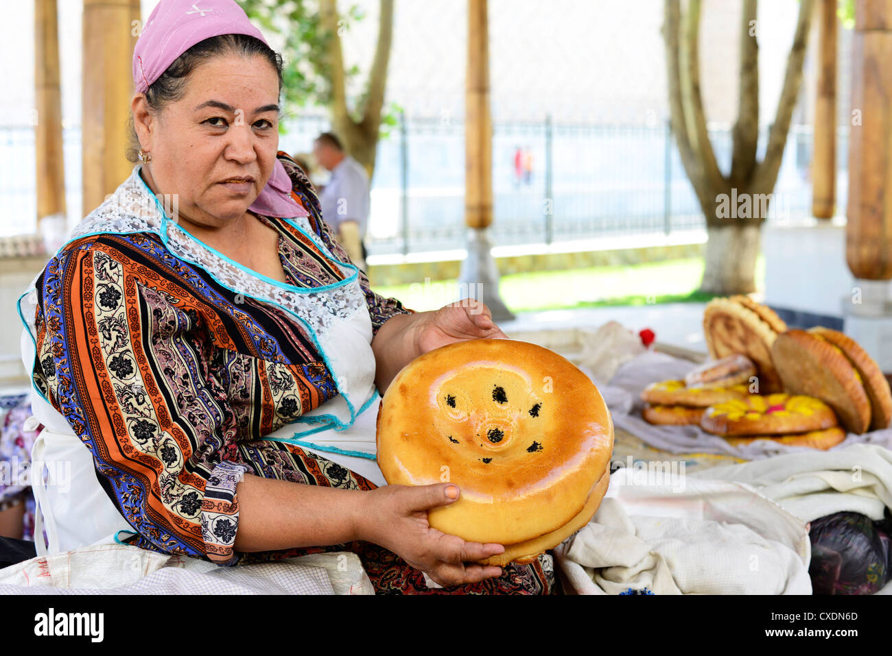 L'ouzbek Nan pain vendu dans les marchés de Samarkand. Banque D'Images