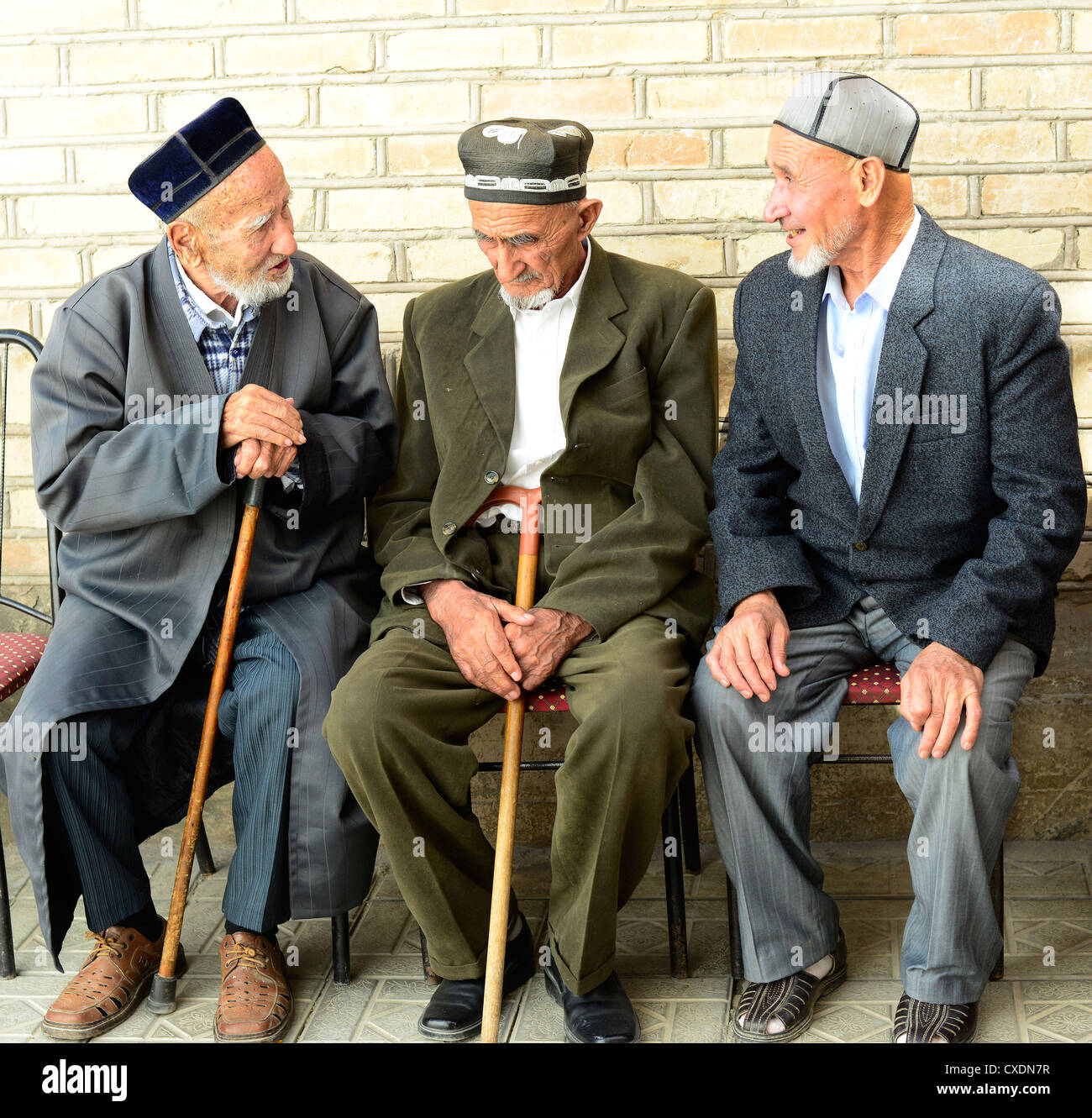 Personnes âgées Hommes tadjiks ( de l'Ouzbékistan) dans un vieux quartier  de Samarkand Photo Stock - Alamy