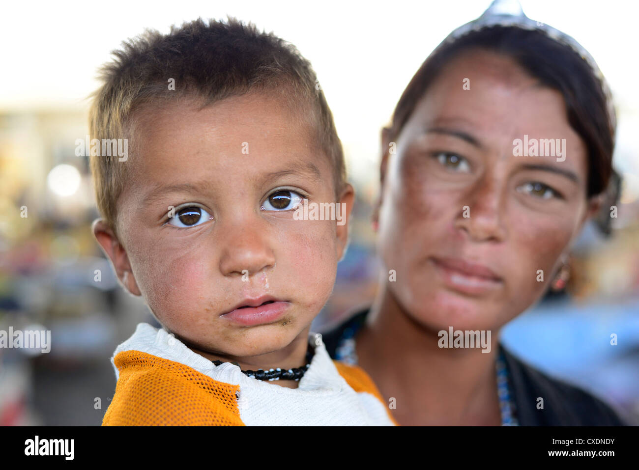 Une Gitane Avec Son Bebe Photo Stock Alamy