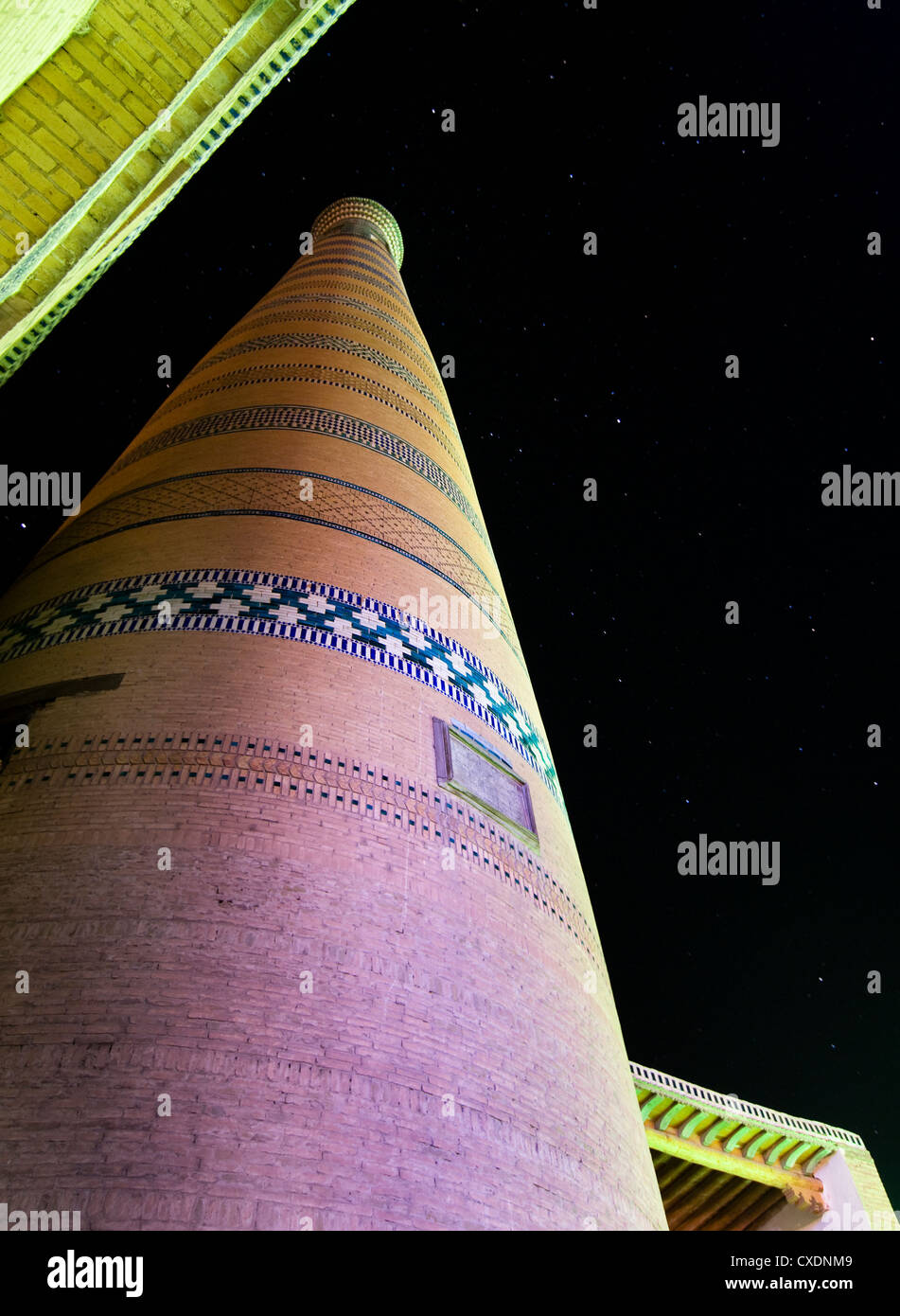 Une vue de la nuit Islom-Hoja minaret à Khiva. Banque D'Images