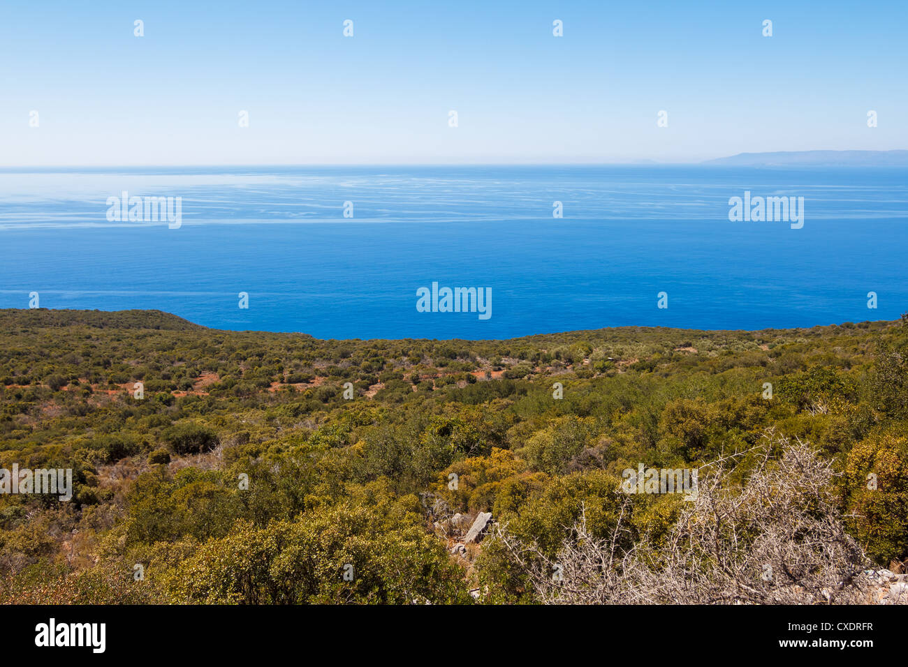 Paysage naturel avec vue sur la mer, tourné à partir d'un point de vue élevé en Grèce Banque D'Images