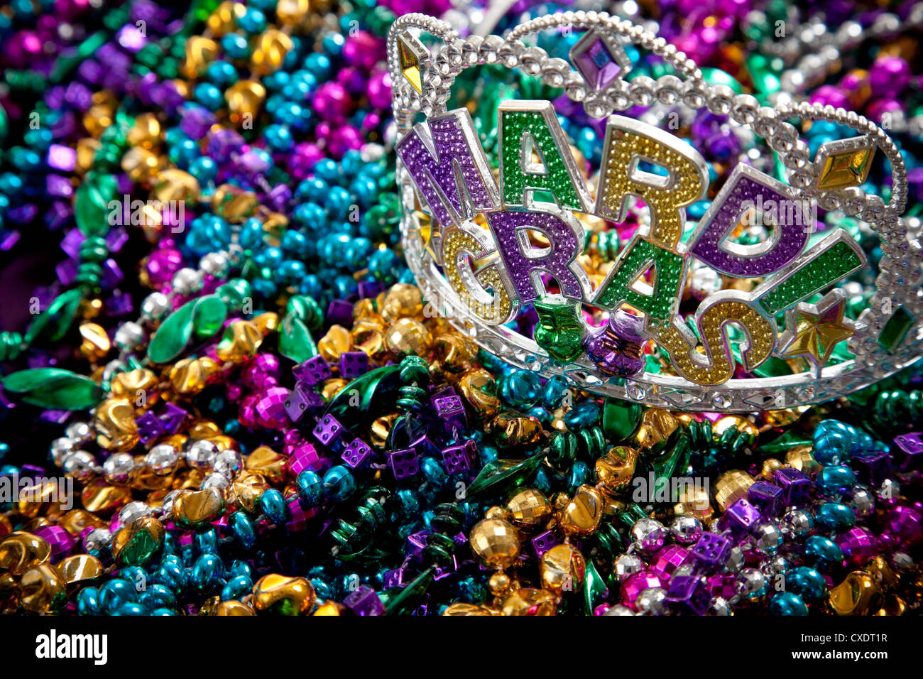 Un Mardi gras colorés ou de la couronne tiara située au-dessus de perles, thème de vacances Banque D'Images