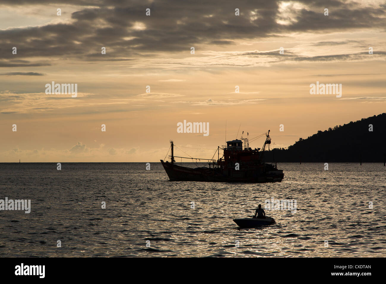 Coucher du soleil à Kota Kinabalu avec Pulau Gaya et bateaux comme silhouette, Sabah, Bornéo, Malaisie Banque D'Images