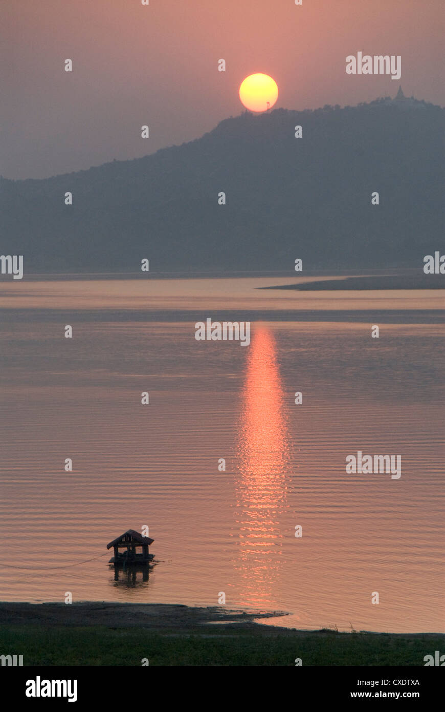 Le coucher du soleil, de la rivière Irrawaddy, Bagan (Pagan), le Myanmar (Birmanie), l'Asie Banque D'Images