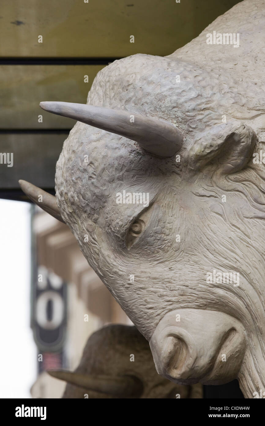 Gigantesque sculpture de pierre Bulls head à Prague Banque D'Images