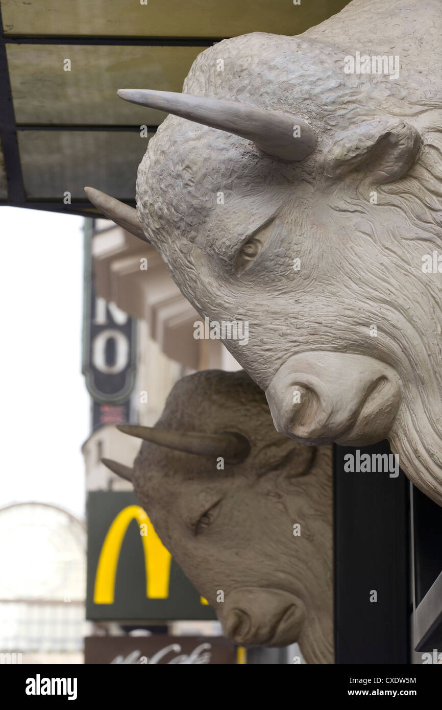 Gigantesque sculpture de pierre Bulls head à Prague Banque D'Images