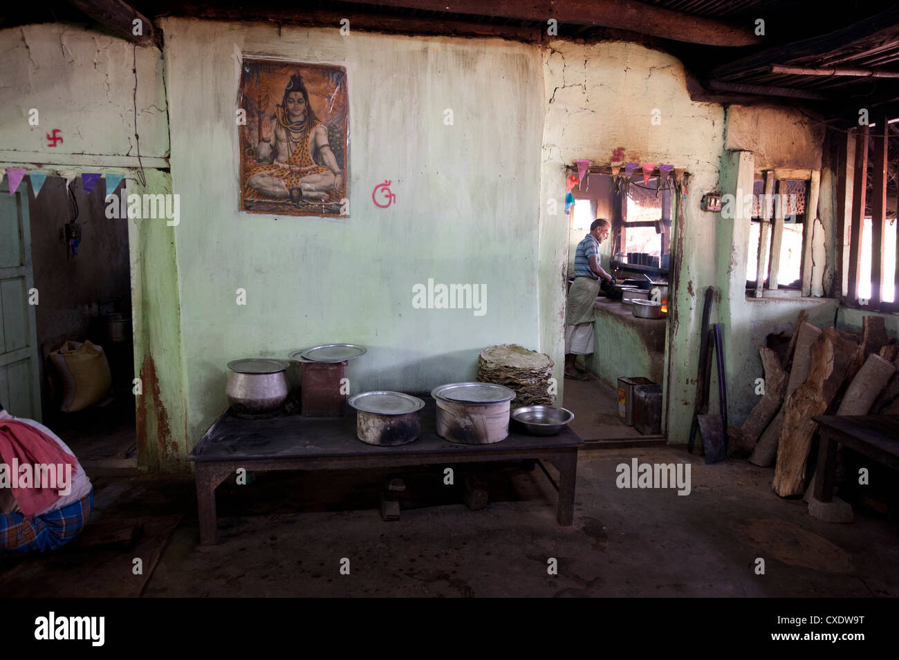 Dans la cuisine de l'homme (restaurant dhaba routière), rural l'Orissa, Inde, Asie Banque D'Images