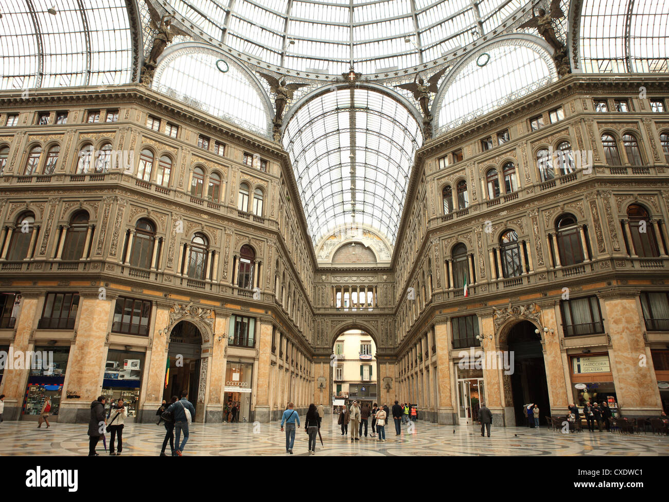 Low angle view de l'intérieur de la Galleria Umberto I, Naples, Campanie, Italie, Europe Banque D'Images