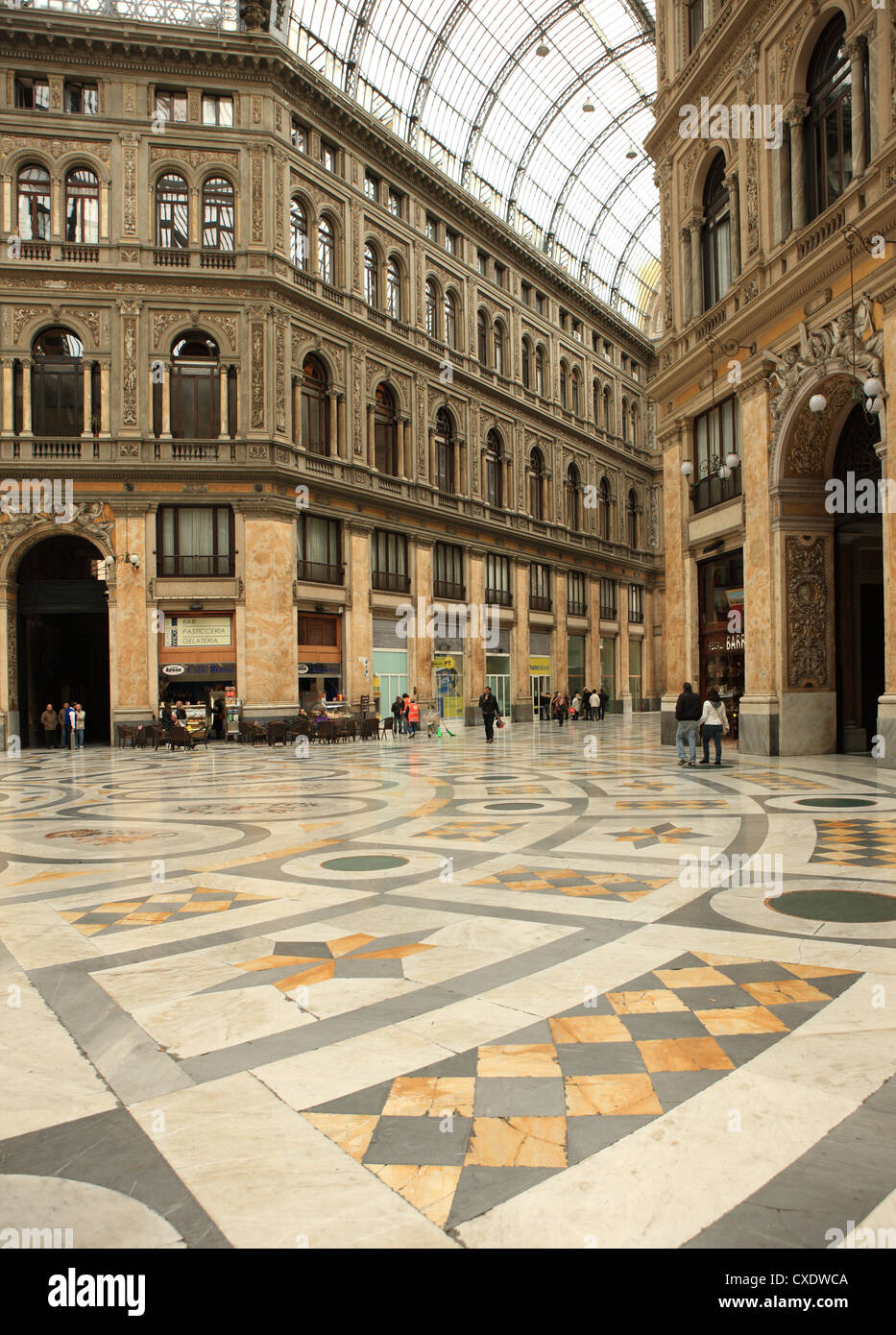 Low angle view de l'intérieur de la Galleria Umberto I, Naples, Campanie, Italie, Europe Banque D'Images