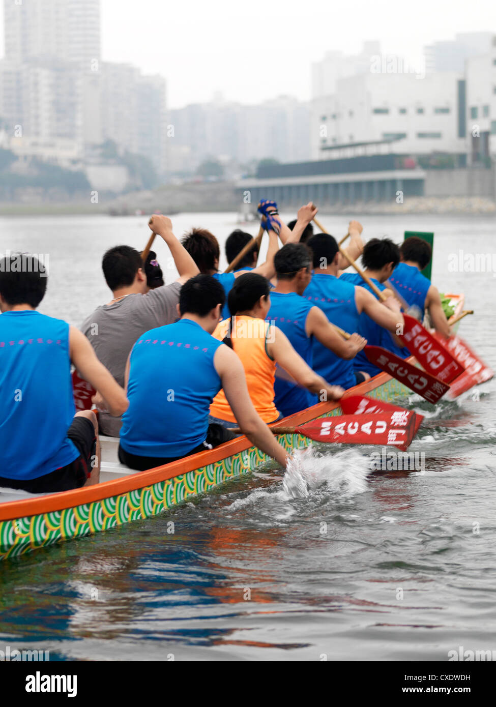 Dragon Boat Racers la pratique de part et d'autre de la Nam Van Lake dans la région sud de la péninsule de Macao. Banque D'Images