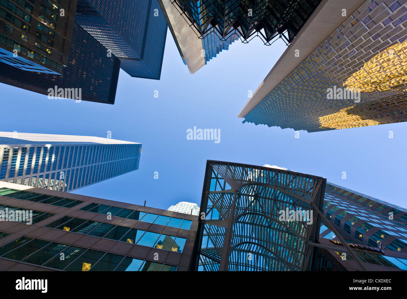 Low angle view of skyscrapers, Bay Street, Toronto, Ontario, Canada, Amérique du Nord Banque D'Images