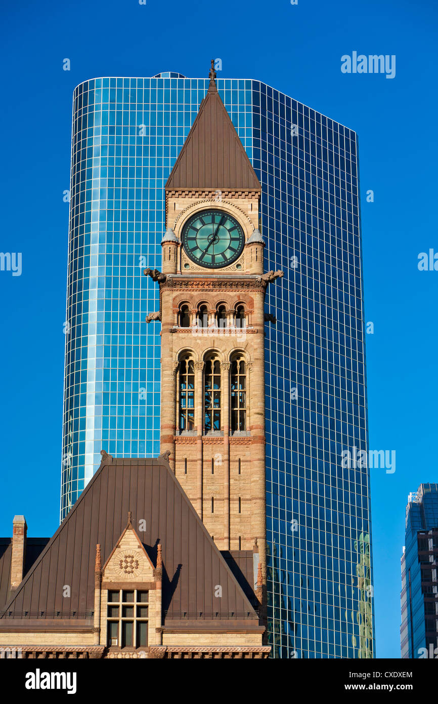 Tour de l'horloge de l'Ancien hôtel de ville contraste avec ce gratte-ciel moderne, Toronto, Ontario, Canada, Amérique du Nord Banque D'Images
