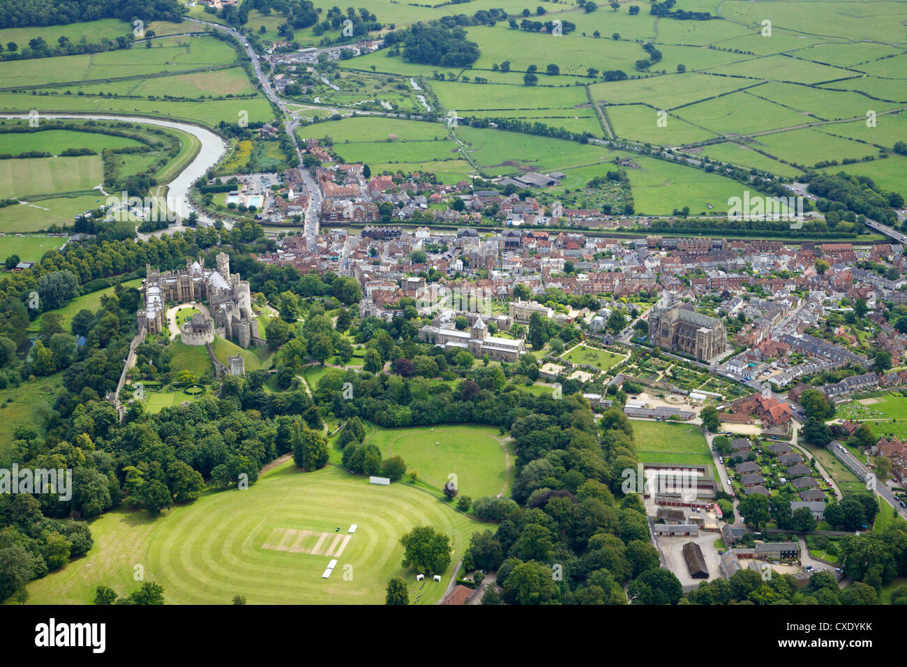 Vue aérienne du château d'Arundel, cricket ground et la cathédrale, Arundel, West Sussex, Angleterre, Royaume-Uni, Europe Banque D'Images