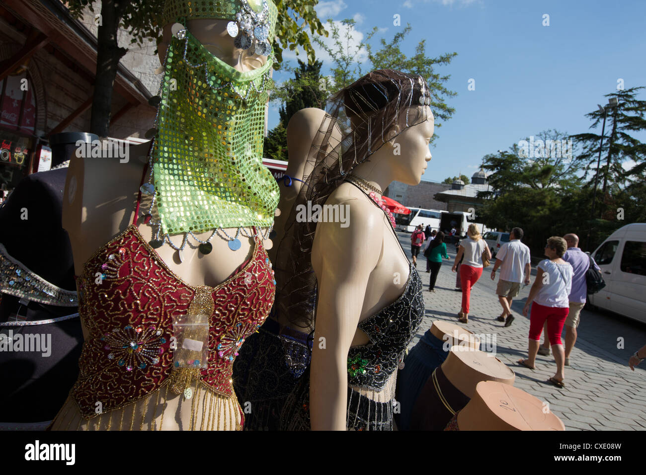 Les touristes et danseuse du ventre en vente, tenues à Istanbul, en Turquie. Banque D'Images