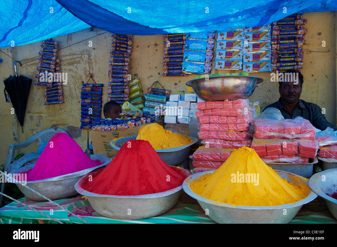 Poudres de couleur à vendre, village Channapatna, Mysore, Karnataka, Inde, Asie Banque D'Images