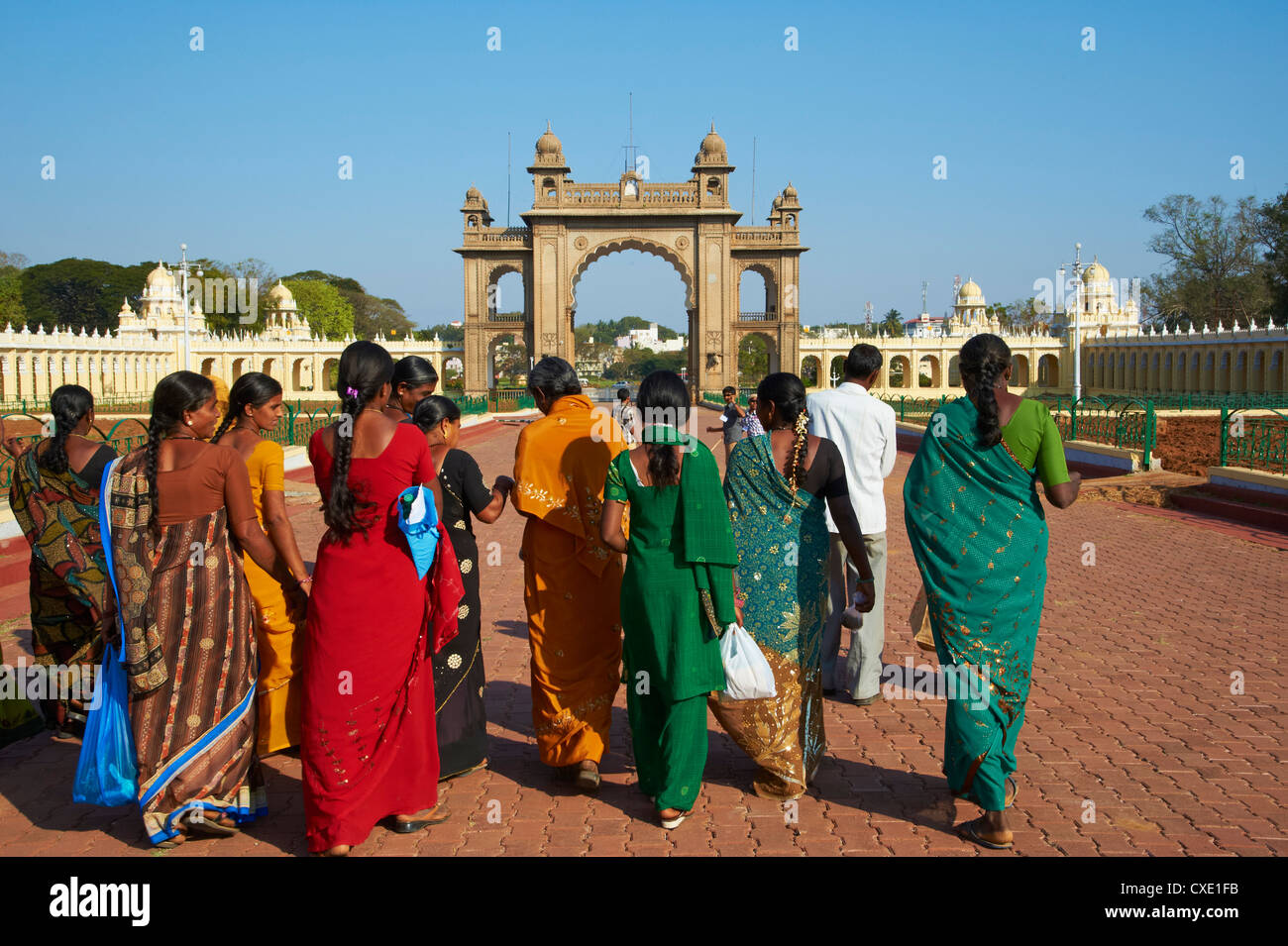 Les femmes en saris, Maharaja's Palace, Mysore, Karnataka, Inde, Asie Banque D'Images