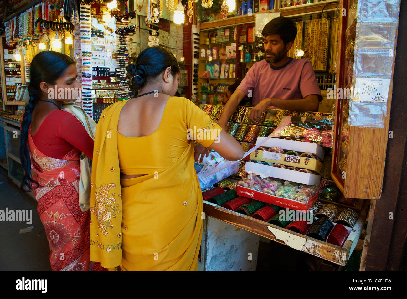 Bracelets et bracelets en vente, Devaraja market, Mysore, Karnataka, Inde, Asie Banque D'Images