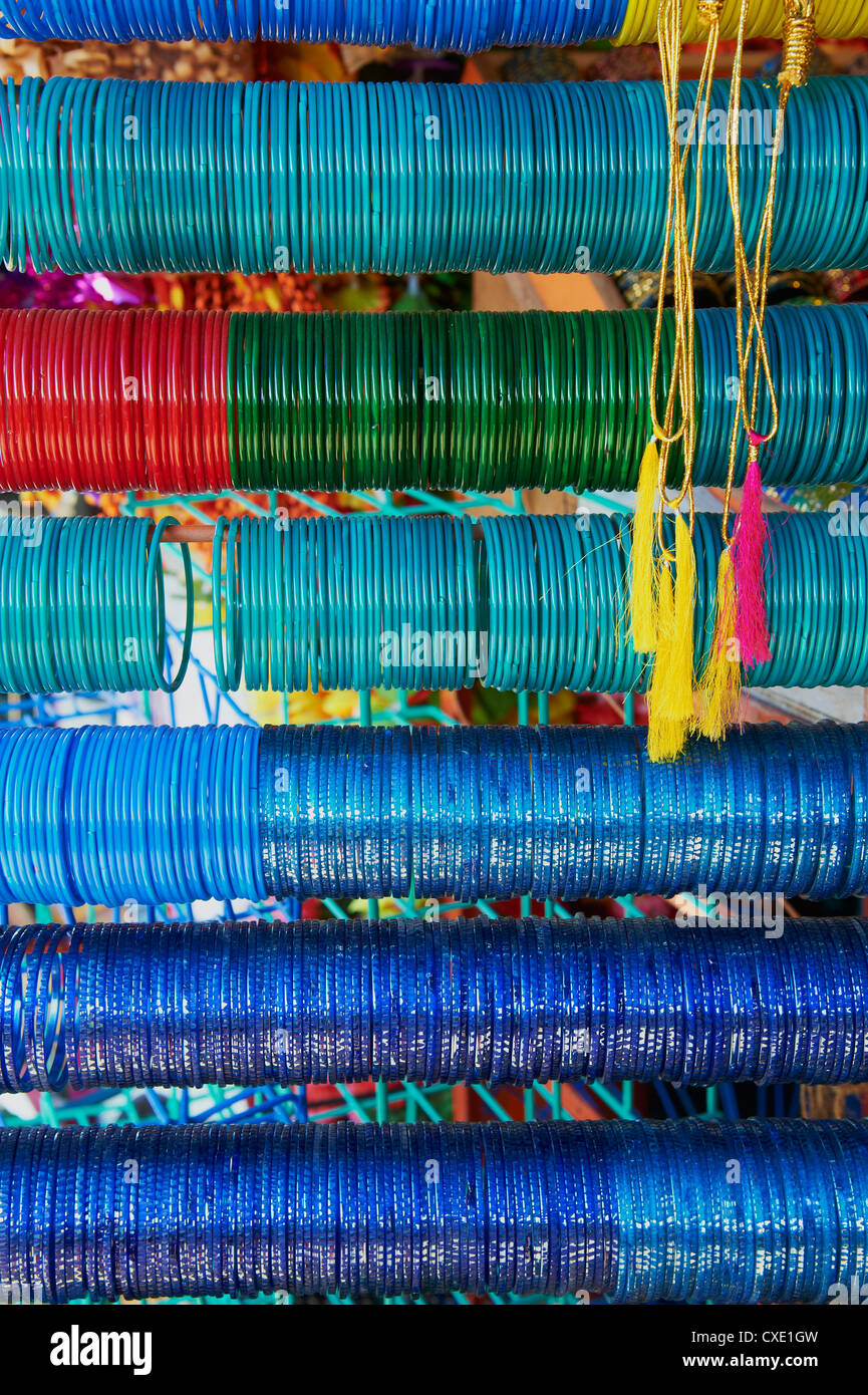 Bracelets et bracelets en vente, Devaraja market, Mysore, Karnataka, Inde, Asie Banque D'Images