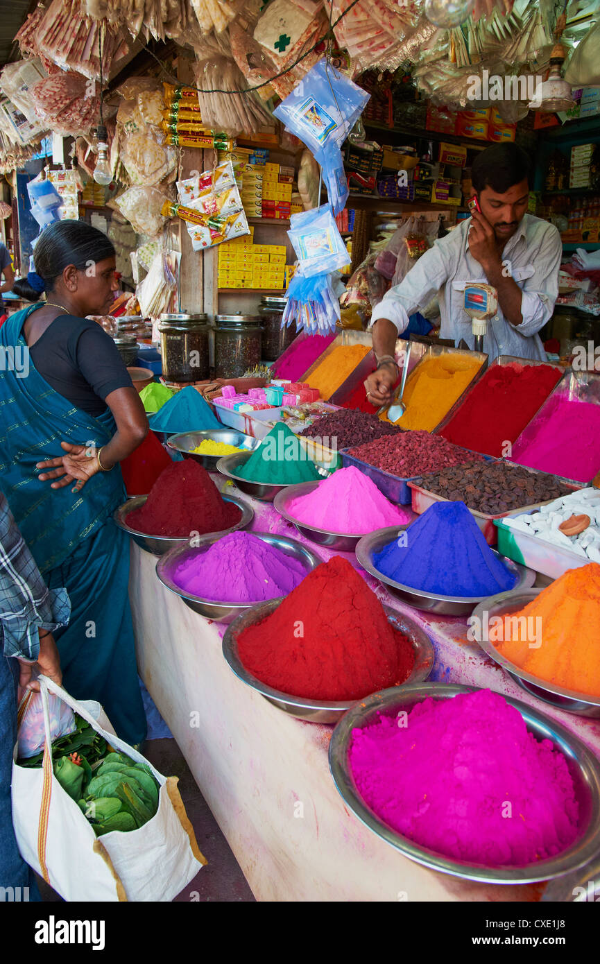 Poudres de couleur à vendre, Devaraja market, Mysore, Karnataka, Inde, Asie Banque D'Images