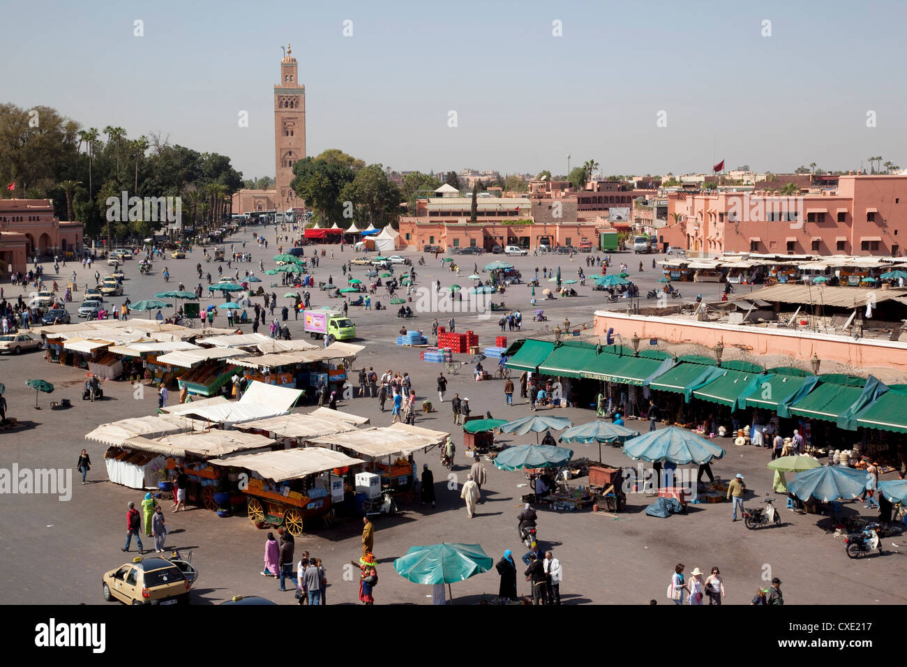 Vue sur la place du marché, la Place Jemaa El Fna, Marrakech, Maroc, Afrique du Nord, Afrique Banque D'Images