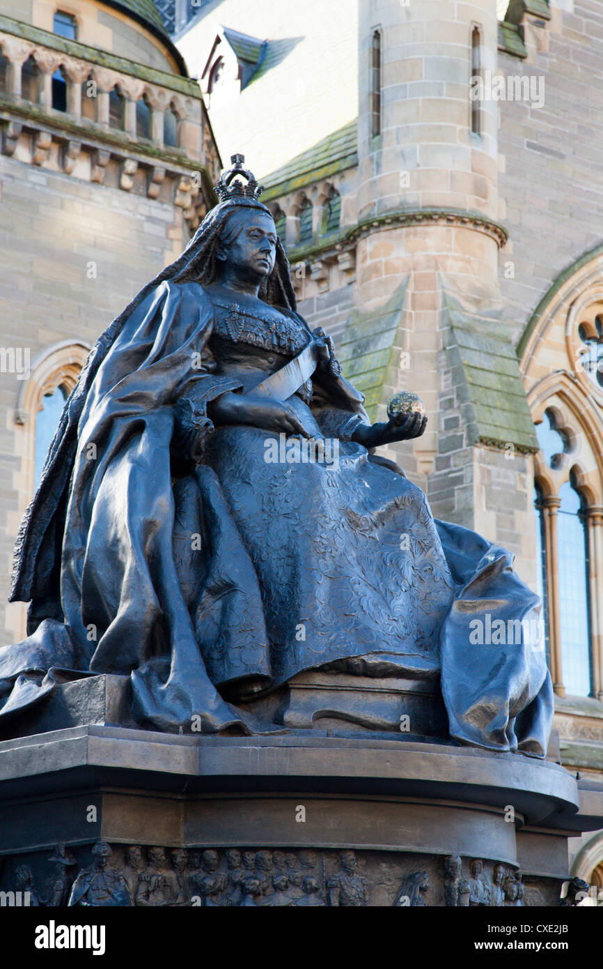 Statue de la reine Victoria, l'McManus, Dundee, Écosse Banque D'Images