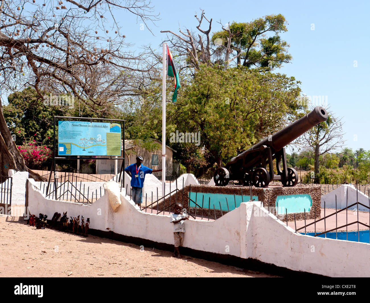 Canon à l'entrée du musée des esclaves sur l'île de l'île d'Albreda, Juffureh, la maison d'Alex Roots, Gambie, Afrique de l'Ouest Banque D'Images