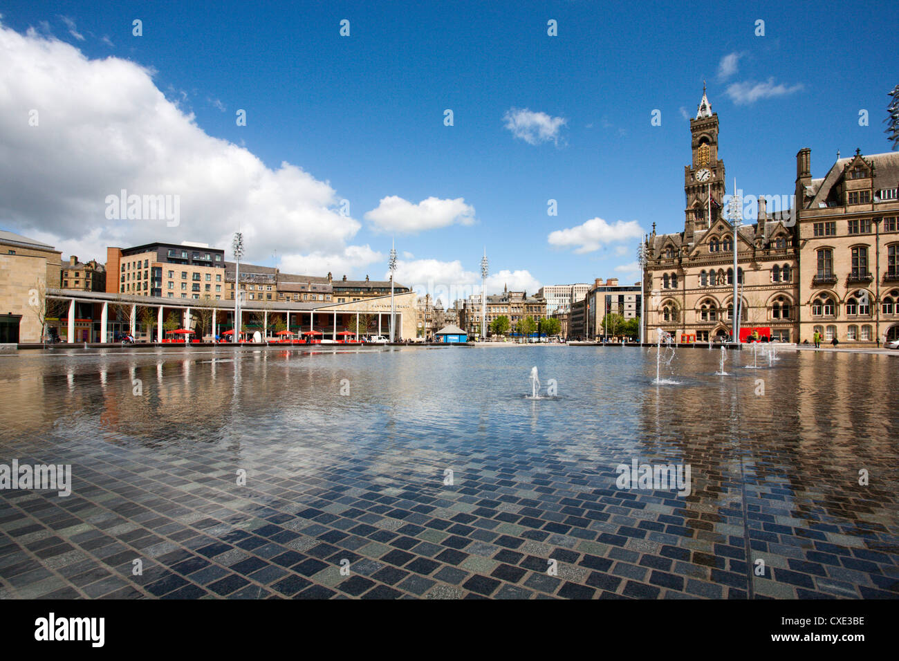 Parc de la ville de fontaines et de l'Hôtel de Ville, Bradford, West Yorkshire, Angleterre Banque D'Images