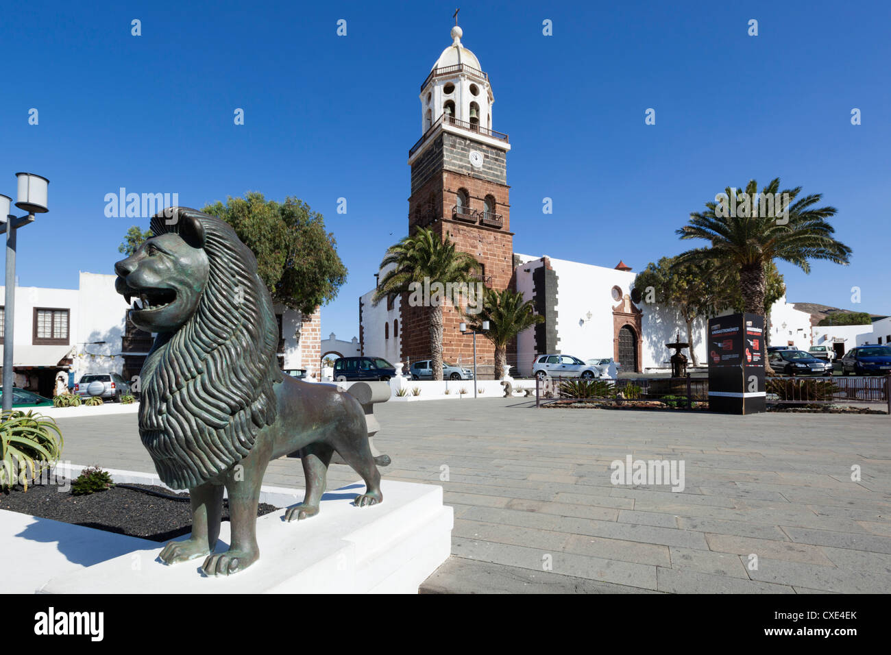 La place principale et l'église de Notre Dame de Guadalupe, Teguise, Lanzarote, îles Canaries, Espagne Banque D'Images