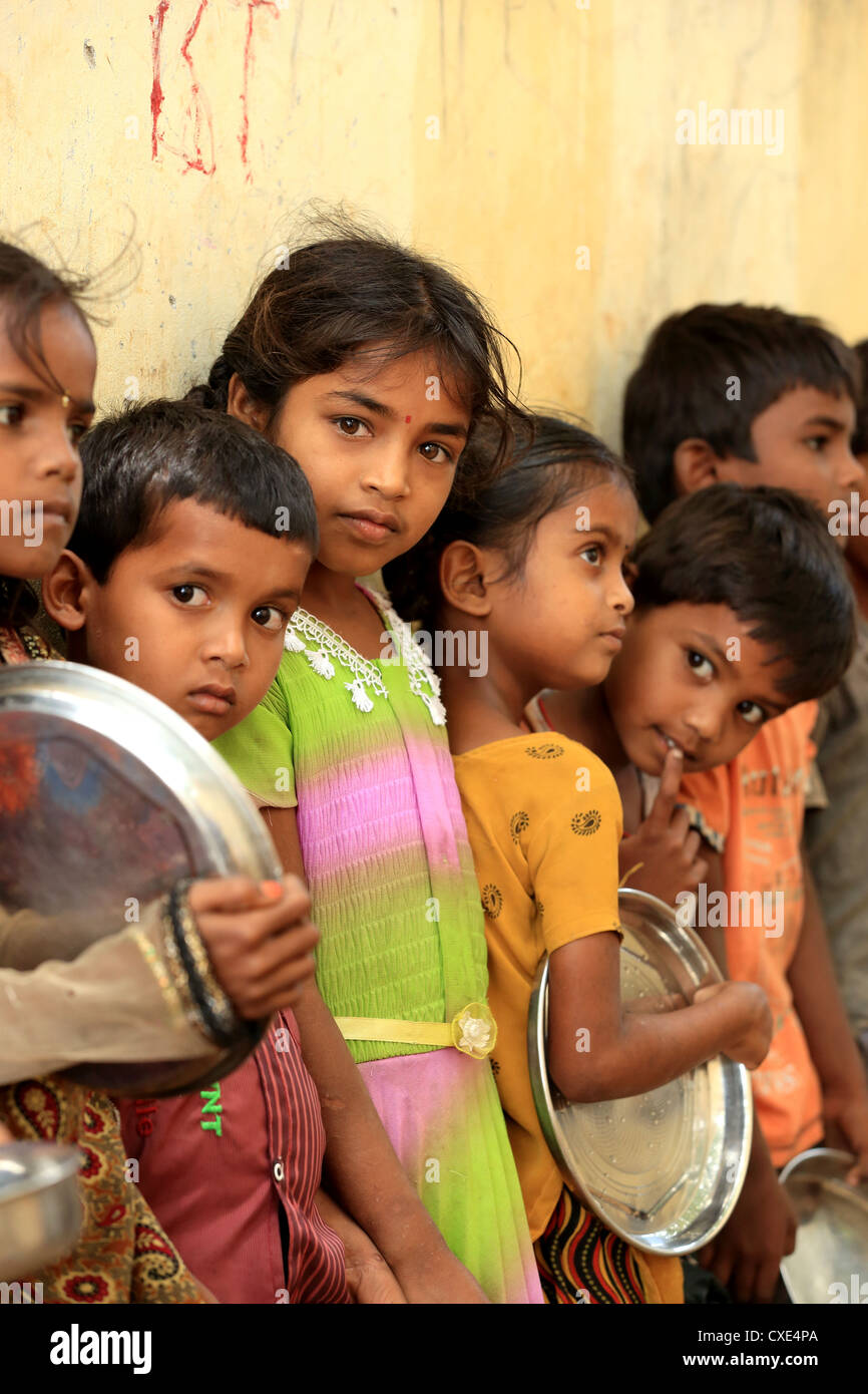 Indian School enfants en attente pour le déjeuner l'Andhra Pradesh en Inde du Sud Banque D'Images