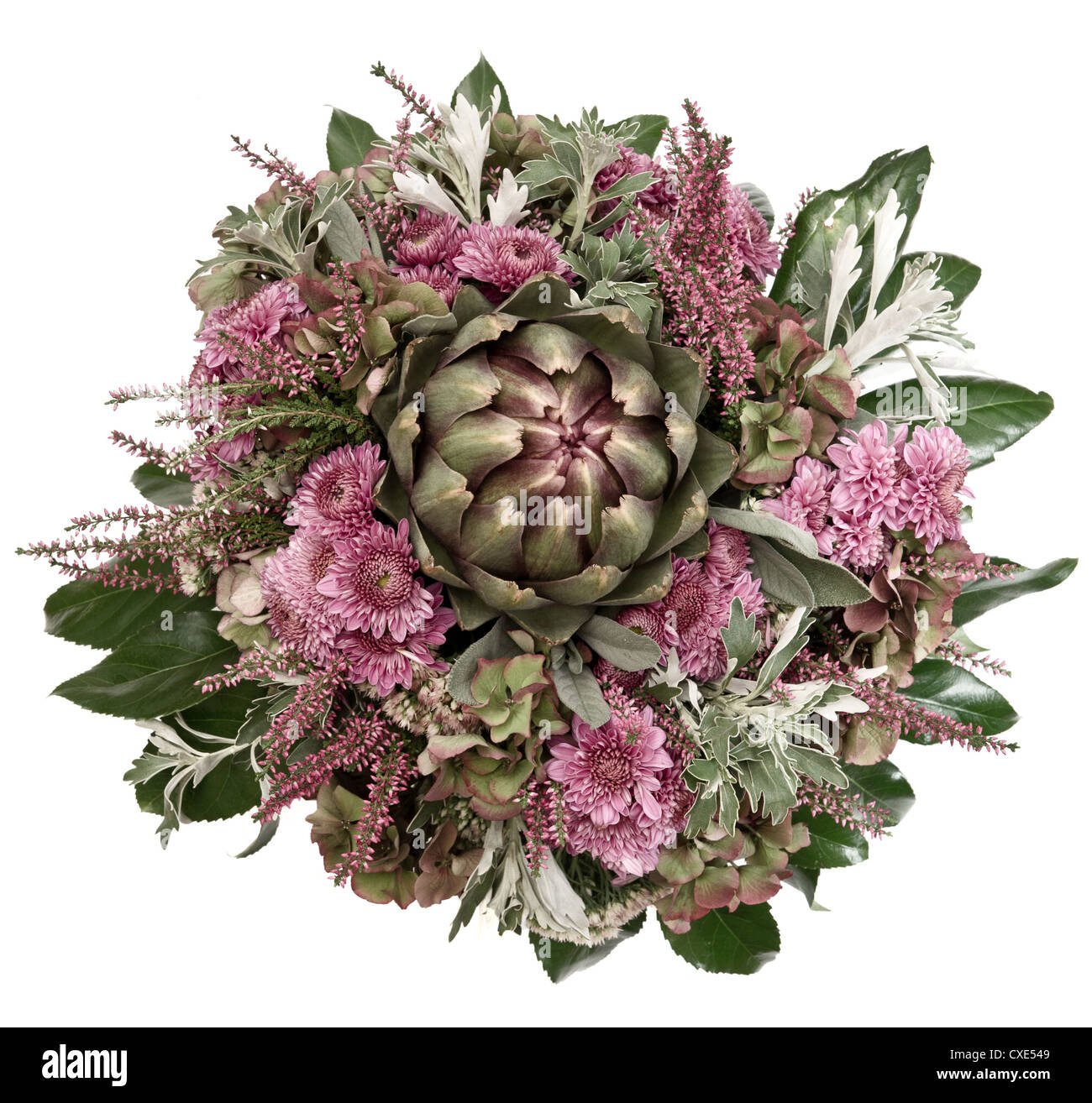 L'artichaut et l'arrangement d'automne chrysanthème fleurs bouquet doux. Banque D'Images