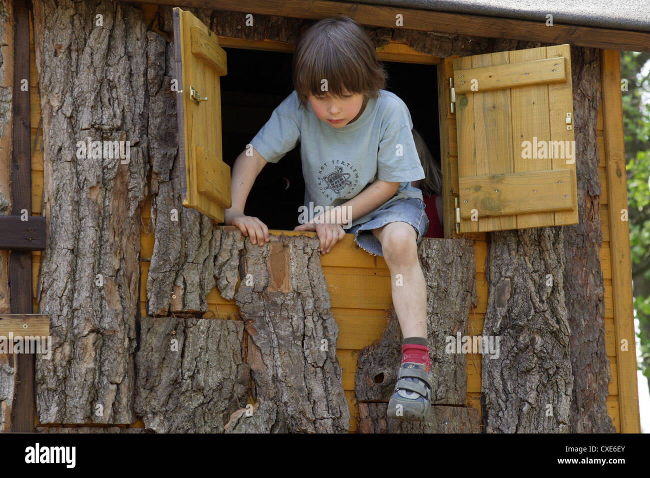 Berlin, un garçon sort de la fenêtre d'une maison de l'arbre Banque D'Images