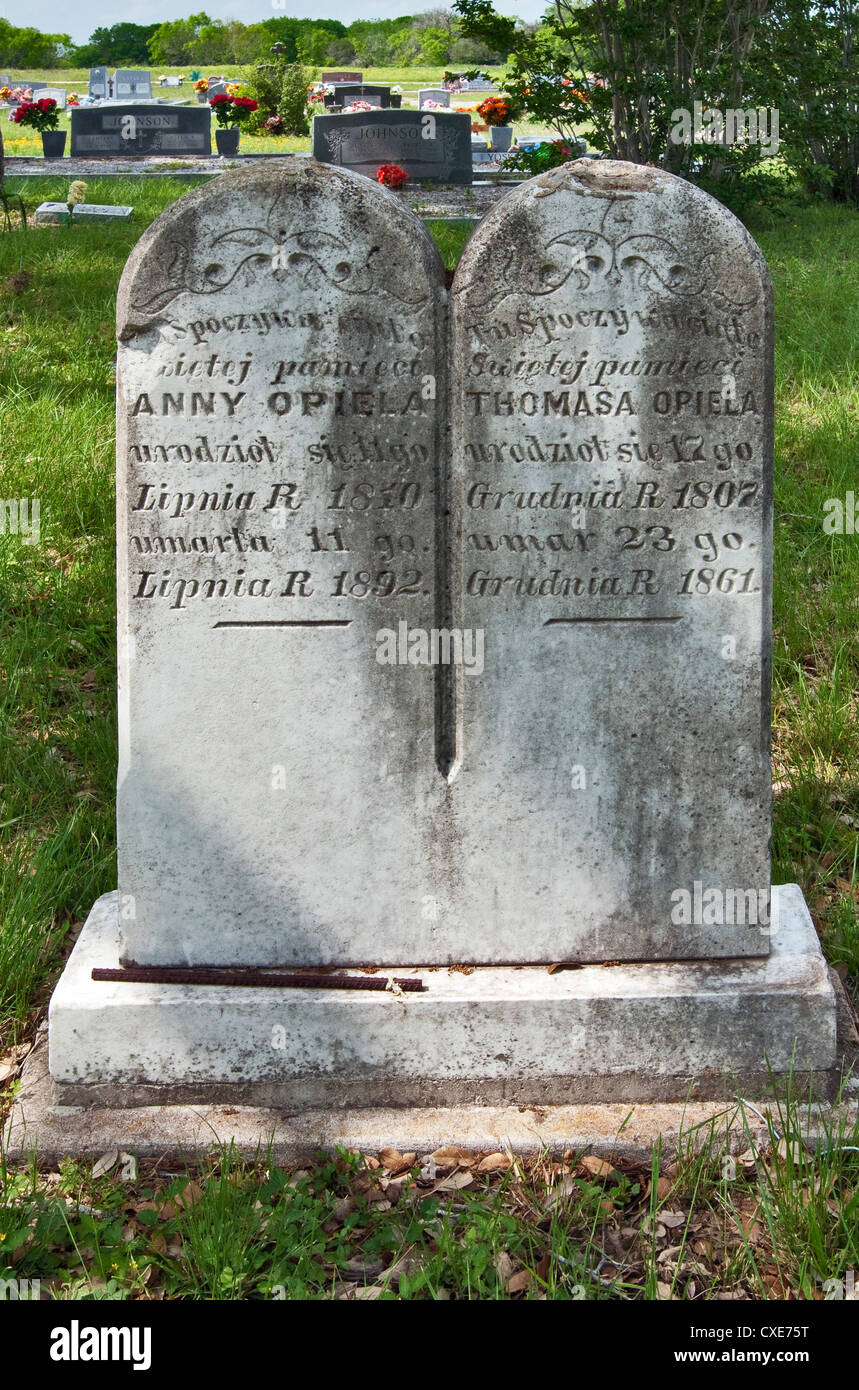 19e siècle, pierres tombales avec inscriptions au cimetière polonais à Panna Maria, au Texas, la plus ancienne colonie polonaise aux Etats-Unis Banque D'Images