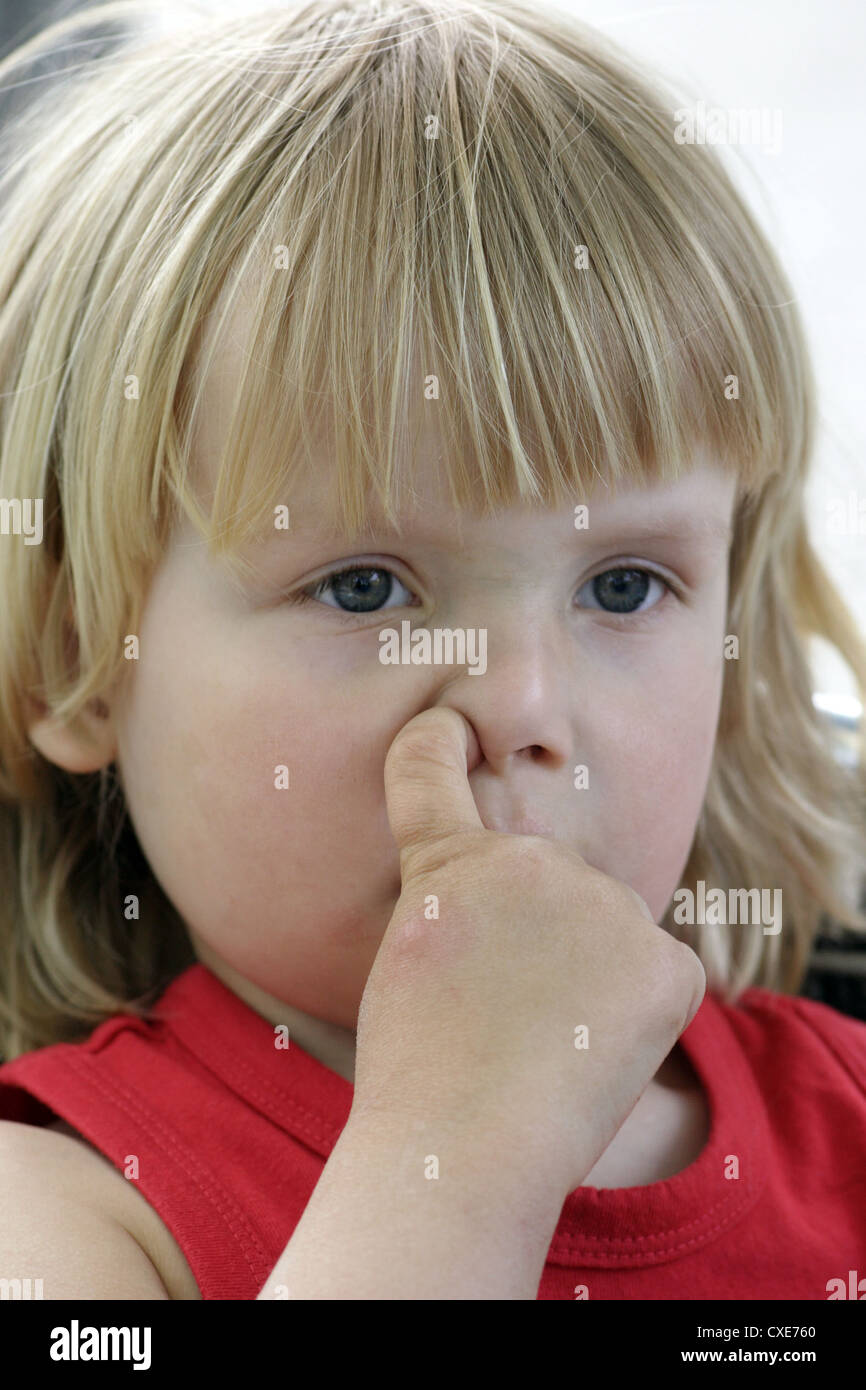 Berlin, un petit enfant dans son nez percé Banque D'Images