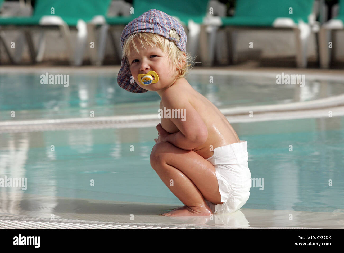 Pajara, un bébé aux couches assis dans une piscine Photo Stock - Alamy